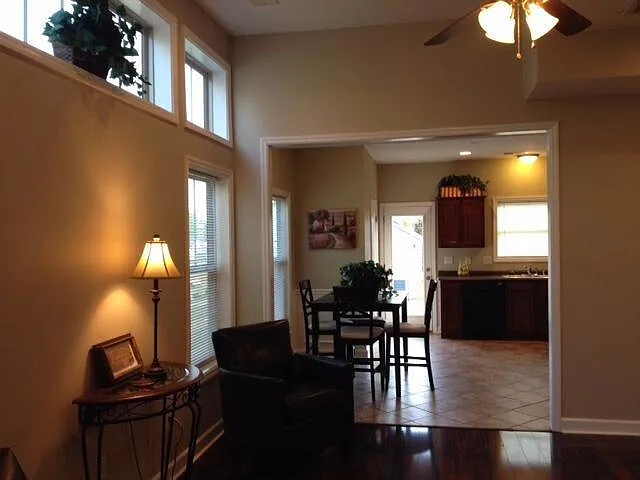 5 bed, 2.5 bath, 2420 sqft, $2,599 — Photo 3