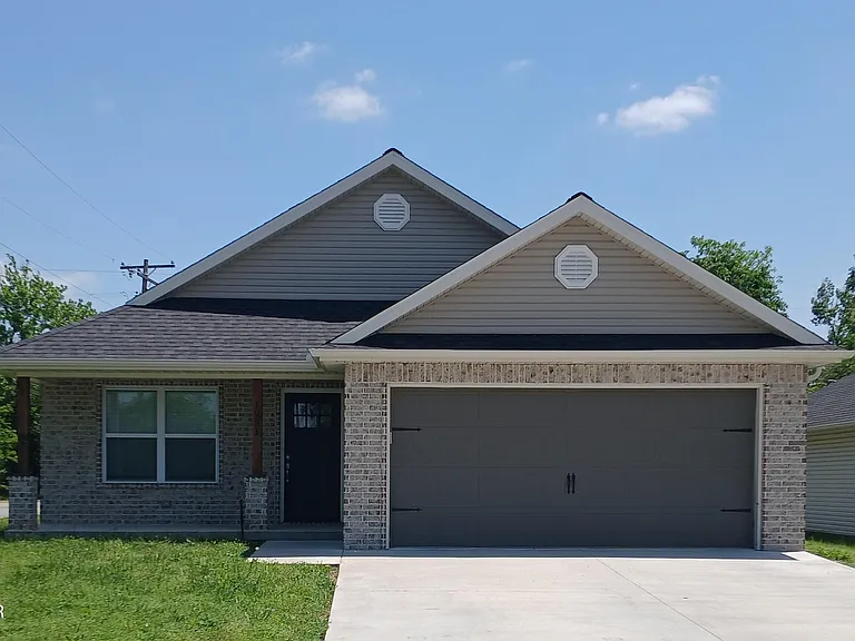 1931 N Saint Louis Ave — Photo 1