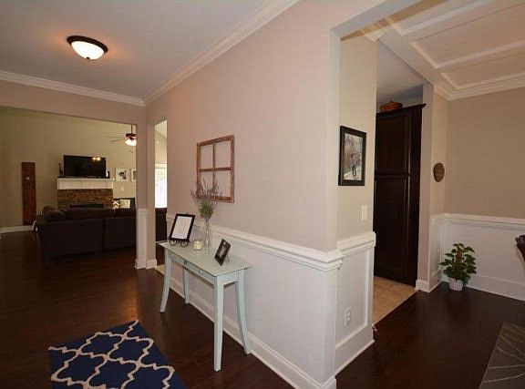 5th image of 827 Erika Ln