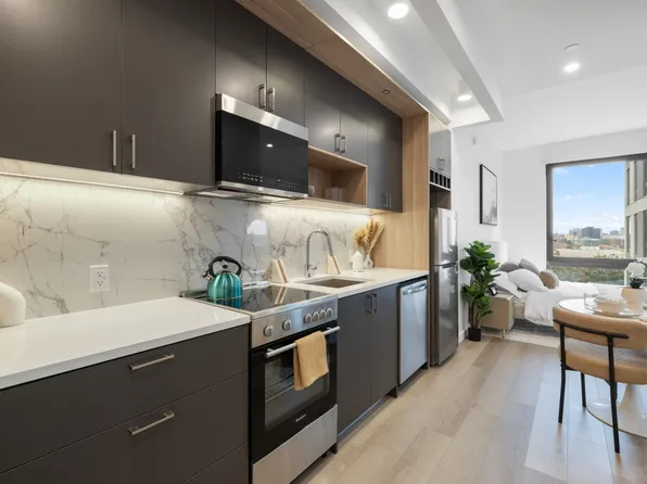 72-01 Queens Boulevard image 3 of 36