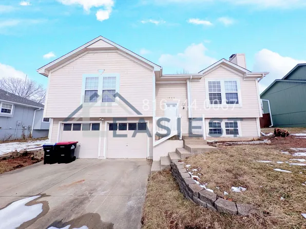 1900 Blackfoot Ct, Greenwood, MO 64034