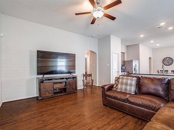 4th image of 25715 Bottlebrush Sedge St