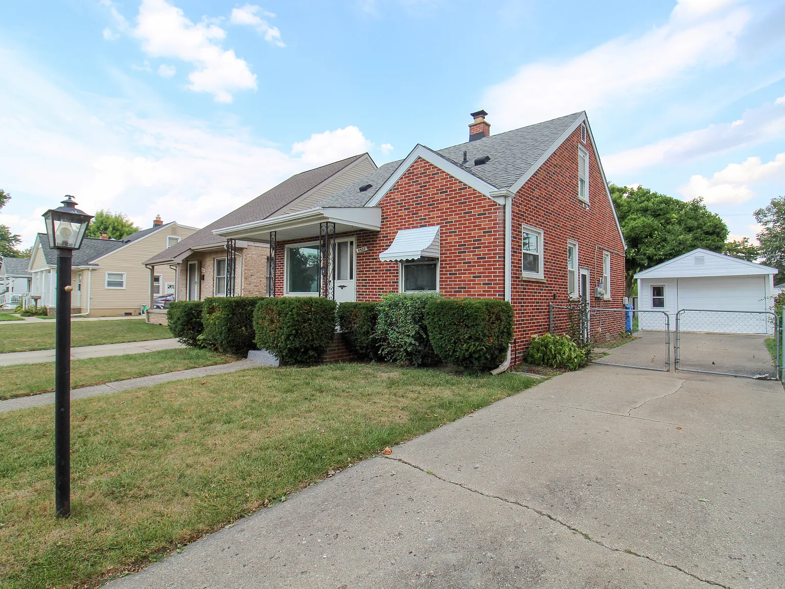 3 bed, 960 sqft, $1,900 — Photo 1