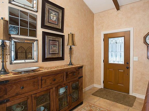 4th image of 823 Highwood Cir