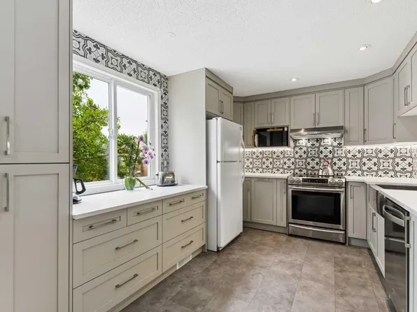 152 Erin Dale Cres SE, Calgary, AB T2B 2R5