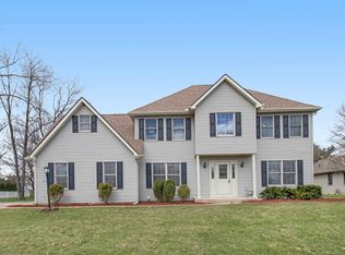 51219 Sussex Point Dr, Granger, IN 46530