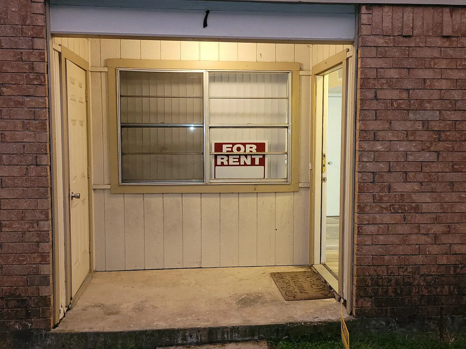 2 bed, 1.5 bath, 1088 sqft, $975 — Photo 2
