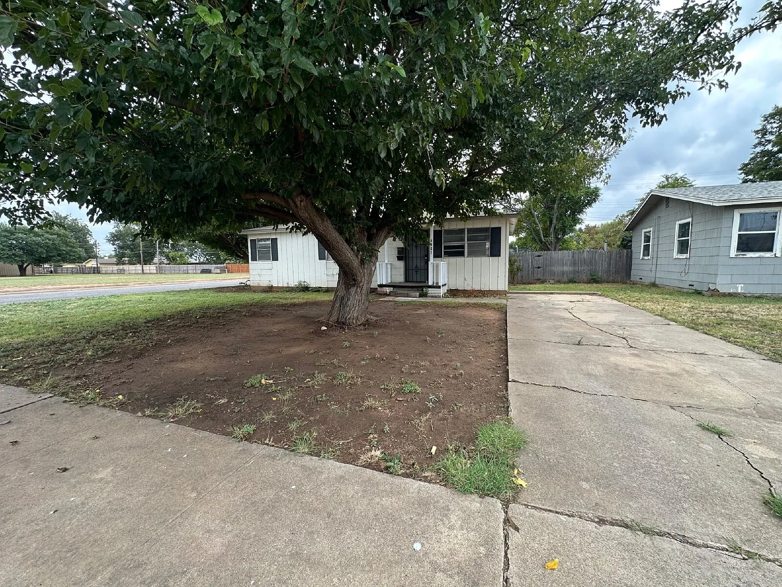 3 bed, 1.0 bath, 960 sqft, $1,100 — Photo 2
