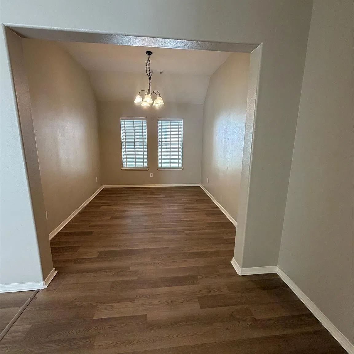 4 bed, 2.0 bath, 2105 sqft, $2,500 — Photo 3