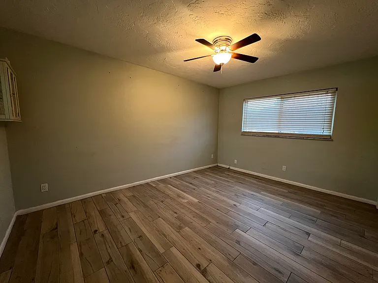 1927 Cypress Ave — Photo 13