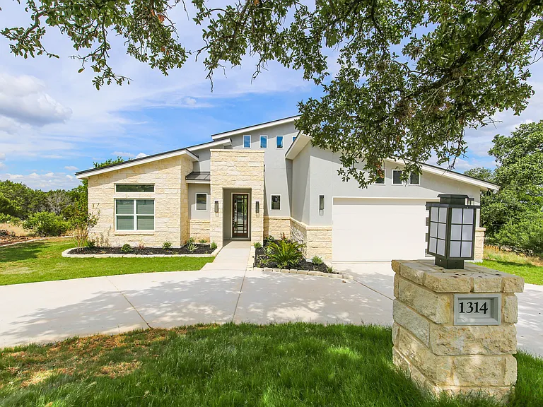 1314 Clayton Nolen Dr — Photo 3