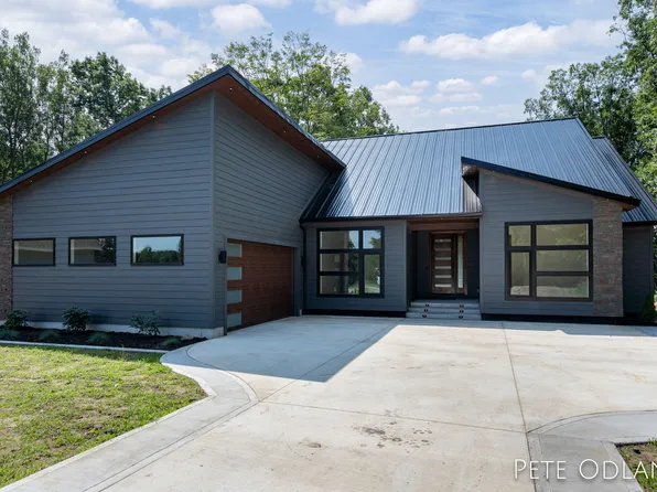 10493 Valley Ct, Stanwood, MI 49346