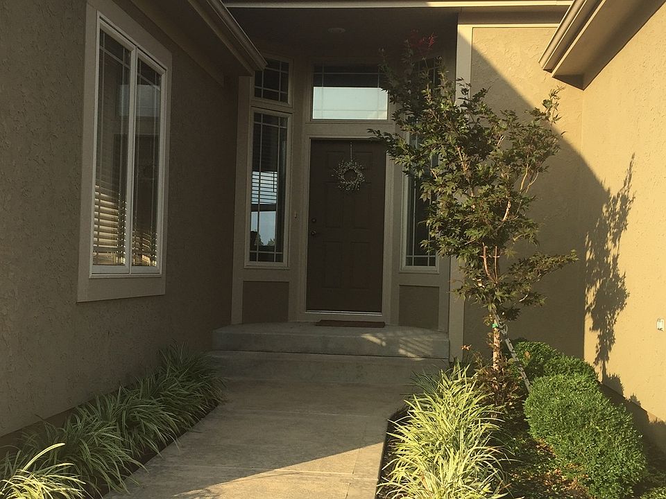 1st image of 409 NE Woodpark Ln