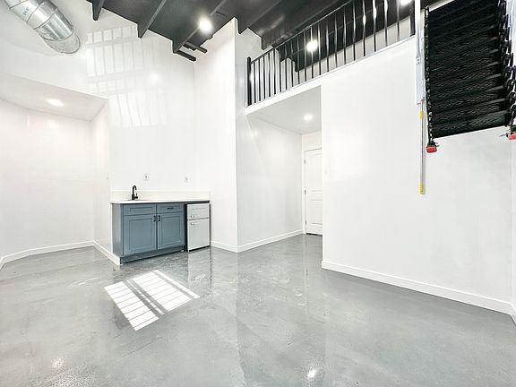 5th image of 3809 Union Pacific Ave #2