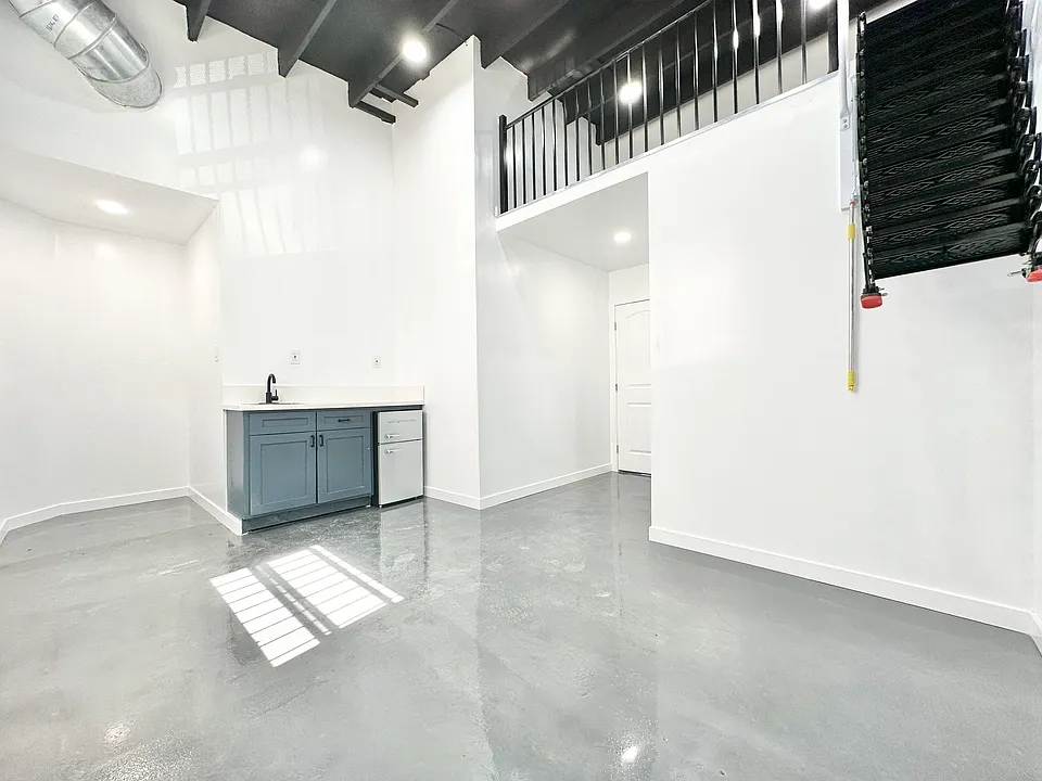 3809 Union Pacific Ave #12