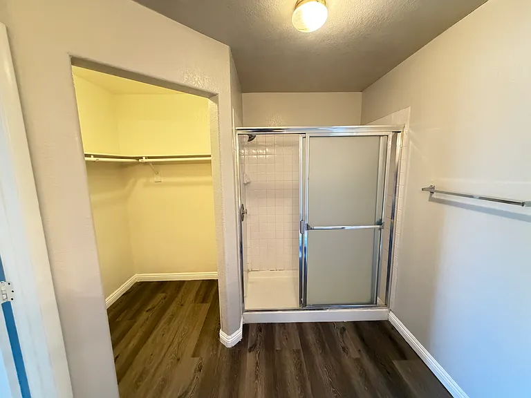 960 N Sloan Ln #104 — Photo 28