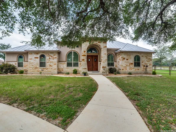 100 WOODLANDS DR, La Vernia, TX 78121