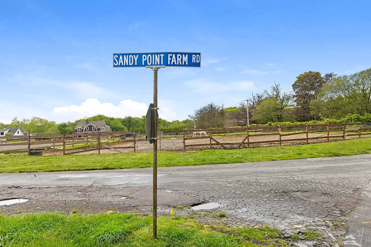Building Photo - 30 Sandy Point Farm Rd #2