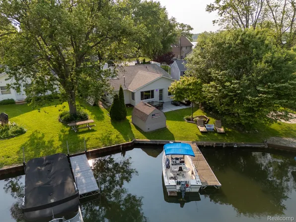 11627 Algonquin Dr, Pinckney, MI 48169