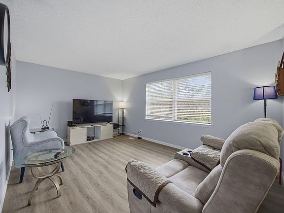 5th image of 234 Tinker Bell Cir