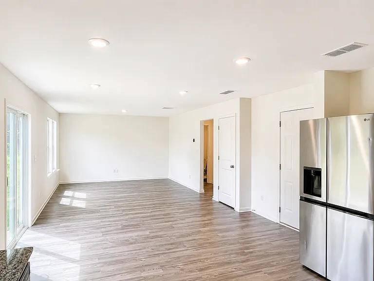 235 Isabella Way — Photo 3