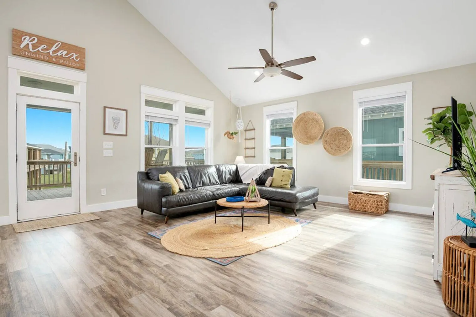 6 bed, 5.0 bath, 3121 sqft, $11,052 — Photo 4
