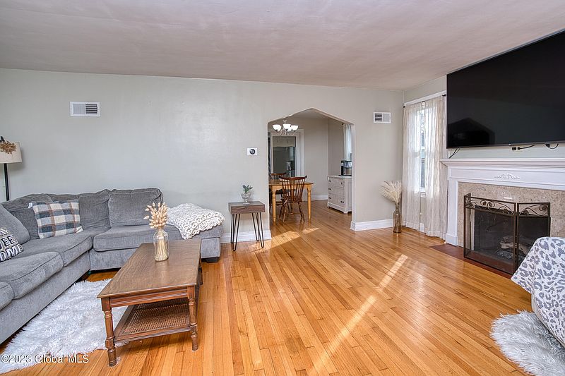 4th image of 124 Seeley Street