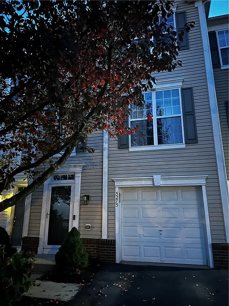 3 bed, 2.5 bath, 2570 sqft, $2,850 — Photo 2