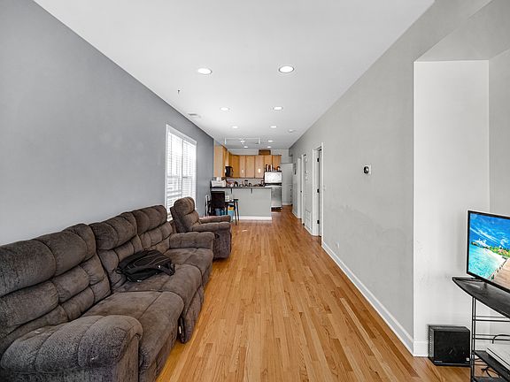 3rd image of 3820 N Sacramento Ave