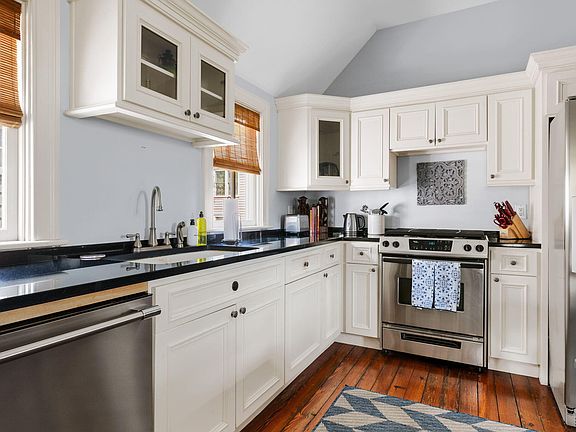 4th image of 162 Spring St APT B
