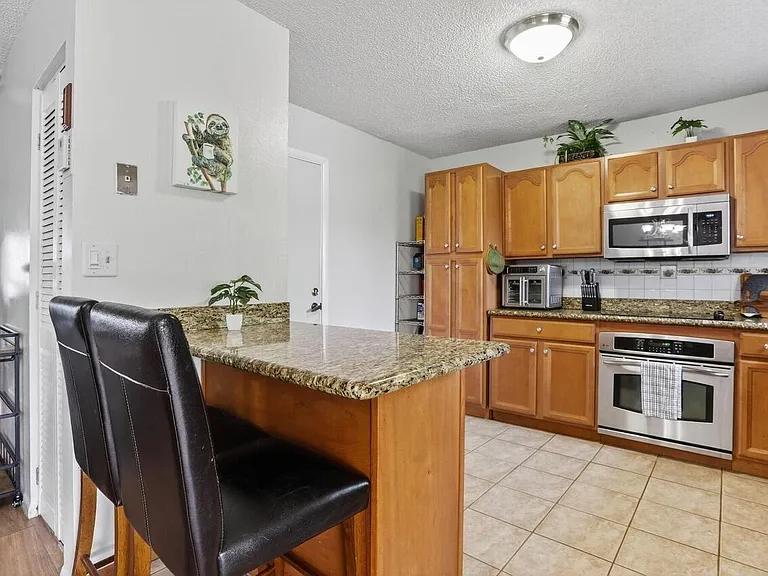 6611 NW 24th Ct — Photo 4