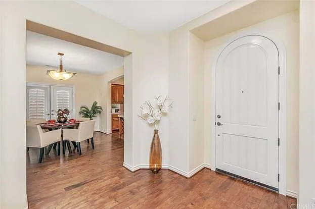 4 bed, 2345 sqft, $5,300 — Photo 3