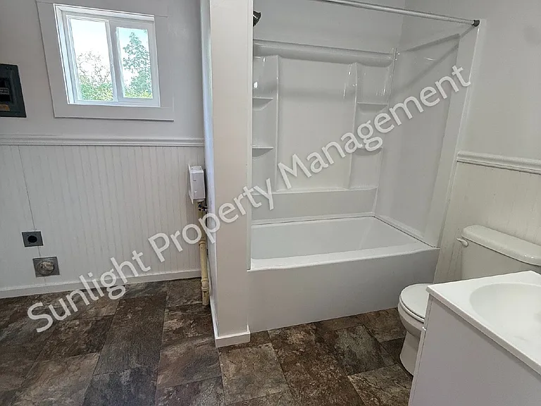 301 1/2 Woodland Ave — Photo 3
