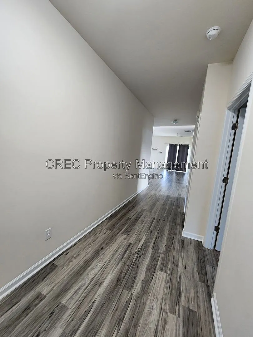 5 bed, 3.5 bath, 2812 sqft, $2,560 — Photo 3
