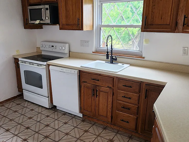 517 Clyde St — Photo 3