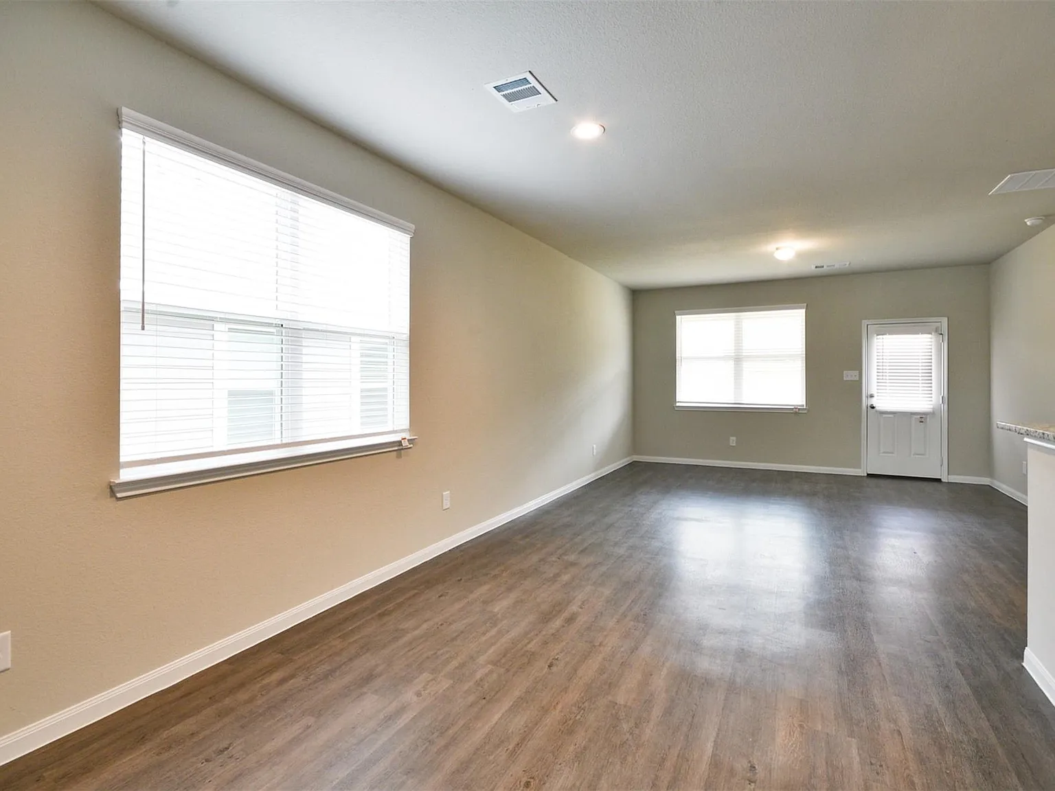 3 bed, 2.5 bath, 1629 sqft, $1,895 — Photo 4