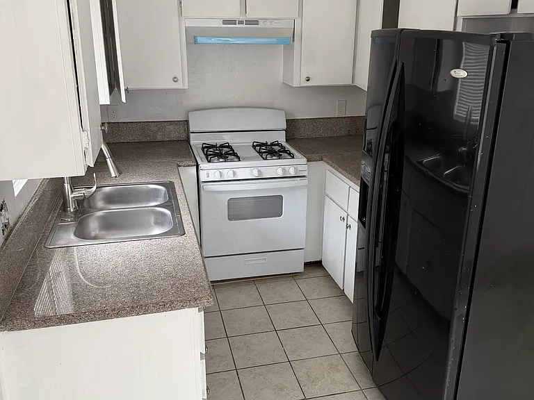 4039 Lorraine Dr #2 — Photo 2