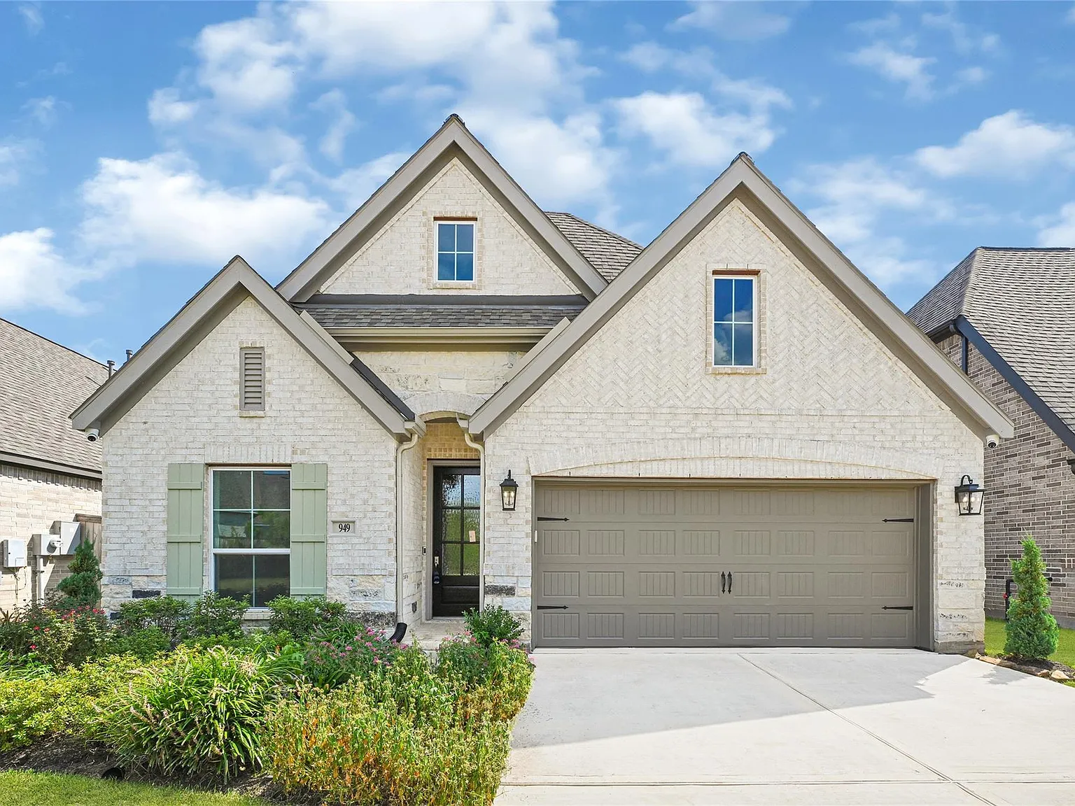 3 bed, 2.0 bath, 2088 sqft, $2,650 — Photo 1