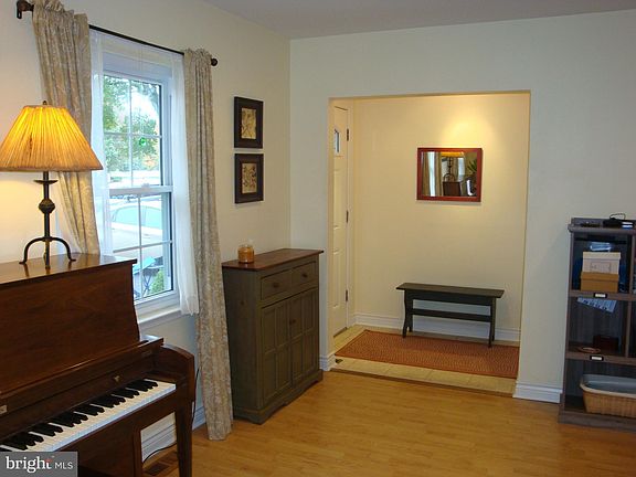 5th image of 10 Black Oak Mews