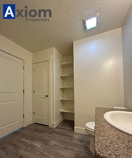 Beautiful 3 bedroom 1 bathroom apartment available now! — Photo 40