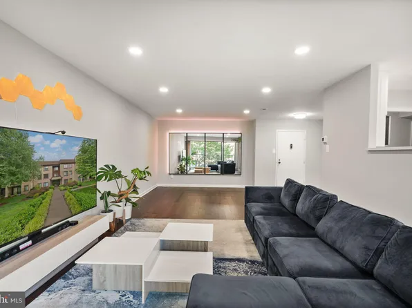 3031 Borge St APT 205, Oakton, VA 22124