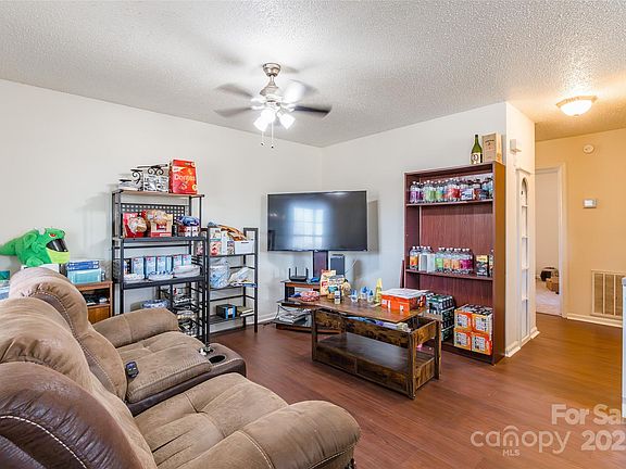 4th image of 213 Margaret St