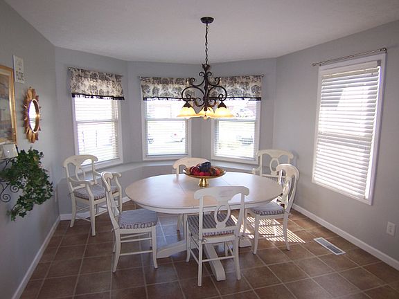 5th image of 4607 Amelia Dr