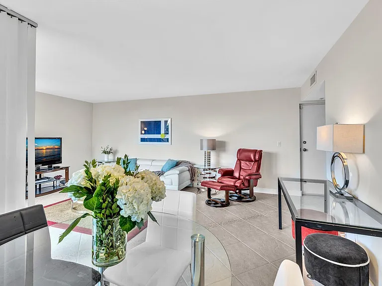 2455 Lindell Blvd #3401 — Photo 9