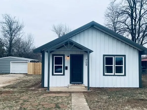 709 Park St, Burkburnett, TX 76354