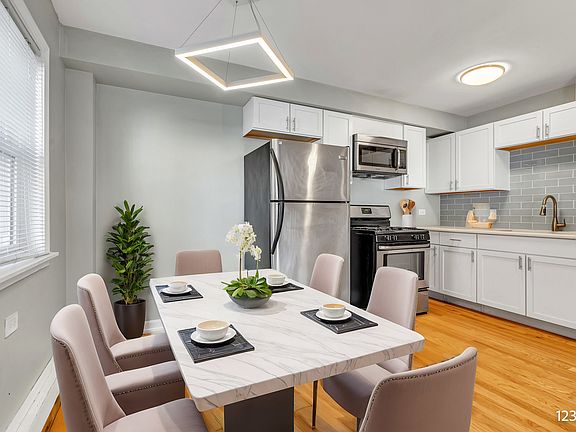 3rd image of 2409 W Balmoral Ave APT 1E