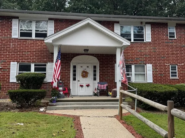 124 Litchfield Pines Dr APT C, Leominster, MA 01453
