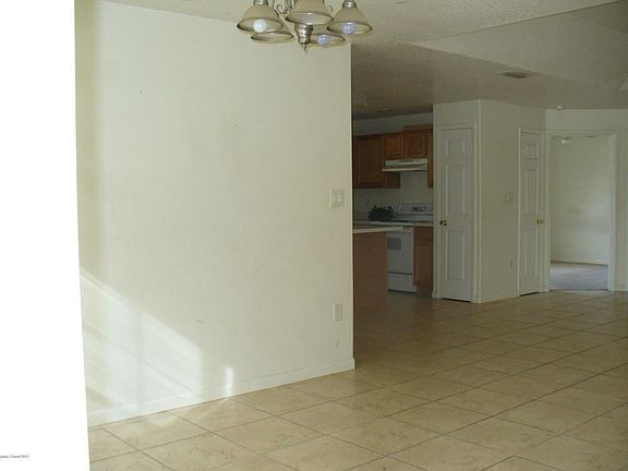3rd image of 824 Faull Dr APT A