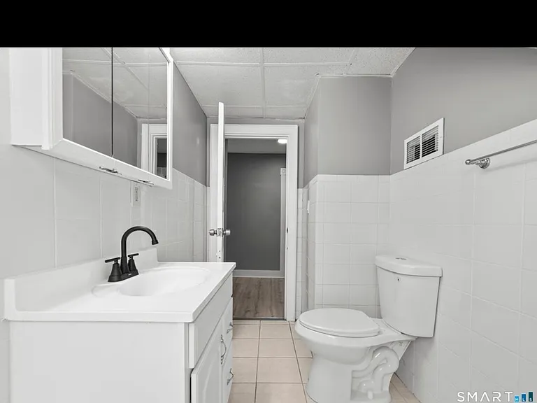362-364 Sigourney St #3 — Photo 4