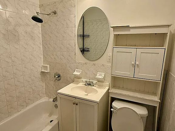 4th image of 627 Willoughby Ave #1R